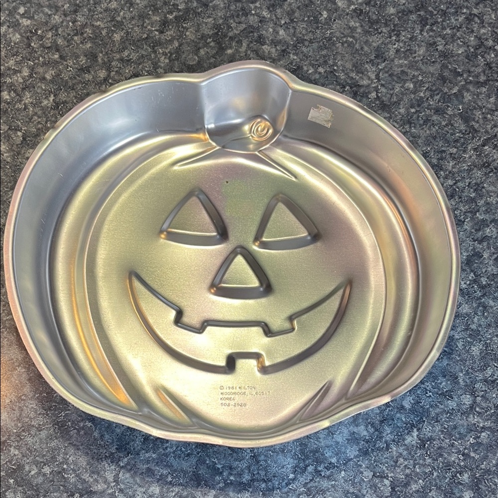 Wilton Gold Pumpkin Cake Pan - Picture 1 of 3